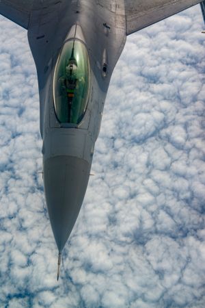 F-16 pilots, KC-135 crews team for mid-air refueling training