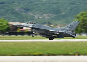 Jet lands at Aviano